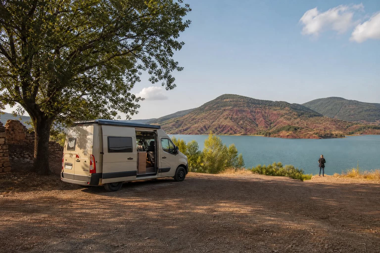 Lac du Salagou et cirque de Mourèze en van aménagé au départ de montpellier